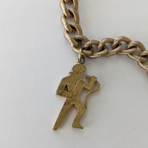 VTG SIGNED 1977 ELVIS GOLD TONE CHARM BRACELET - Picture 7 of 10